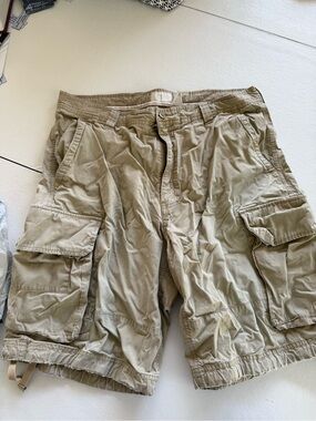 GAP Khakis Men’s Cargo Shorts in Light Khaki - Durable Everyday Wear